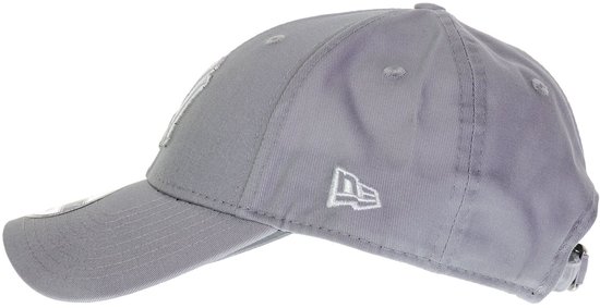 Grijze New Era pet met wit New York Yankees logo op de zijkant.