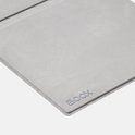 Close-up van de lichtgrijze, magnetische BOOX e-reader hoes met subtiel logo.