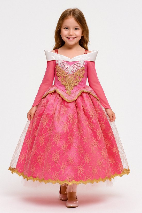 Meisje met lang blond haar draagt een roze prinsessenjurk met gouden versieringen en witte kraag. Ze staat op een witte achtergrond.