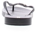 Achterkant van een zwarte Ipanema slipper met glitterbandjes.