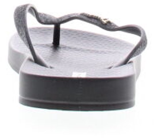 Achterkant van een zwarte Ipanema slipper met glitterbandjes.