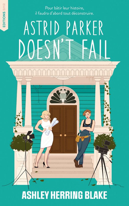 Boekcover met twee vrouwen voor een huis. De ene vrouw draagt een witte jurk en houdt bouwplannen vast, de andere een overall met gereedschap. Titel: Astrid Parker Doesn't Fail.
