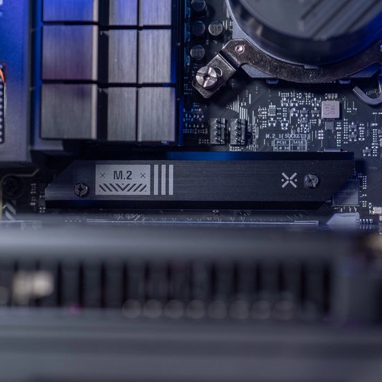 Close-up van een M.2 SSD heatsink met gestreept ontwerp op een moederbord van een computer.