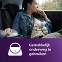 Vrouw met borstkolf in auto, kijkend naar buiten. Motorunit in tas.