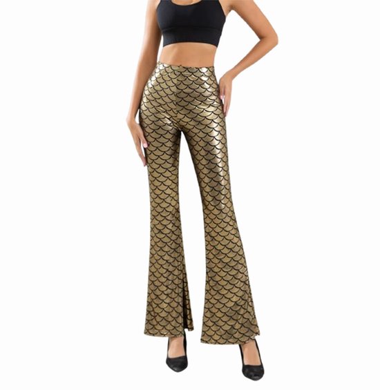 Model draagt een gouden, wijduitlopende legging met schubbenpatroon.