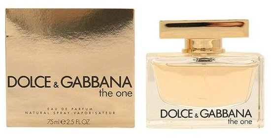 Rechthoekig glazen parfumflesje met gouden dop, gevuld met lichtgele vloeistof. Naast de fles staat de bijpassende verpakking. Eau de parfum, 75ml.