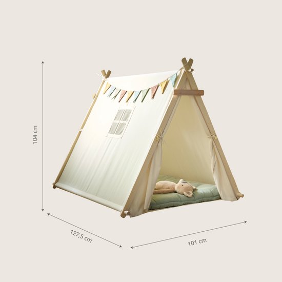 Crèmekleurige tipi tent met vrolijke vlaggetjes, een netraampje en een groene mat met knuffelbeer.