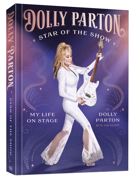Dolly Parton in een witte outfit met flared broekpijpen en kant, houdend een witte gitaar. Titel 'Dolly Parton Star of the Show'.