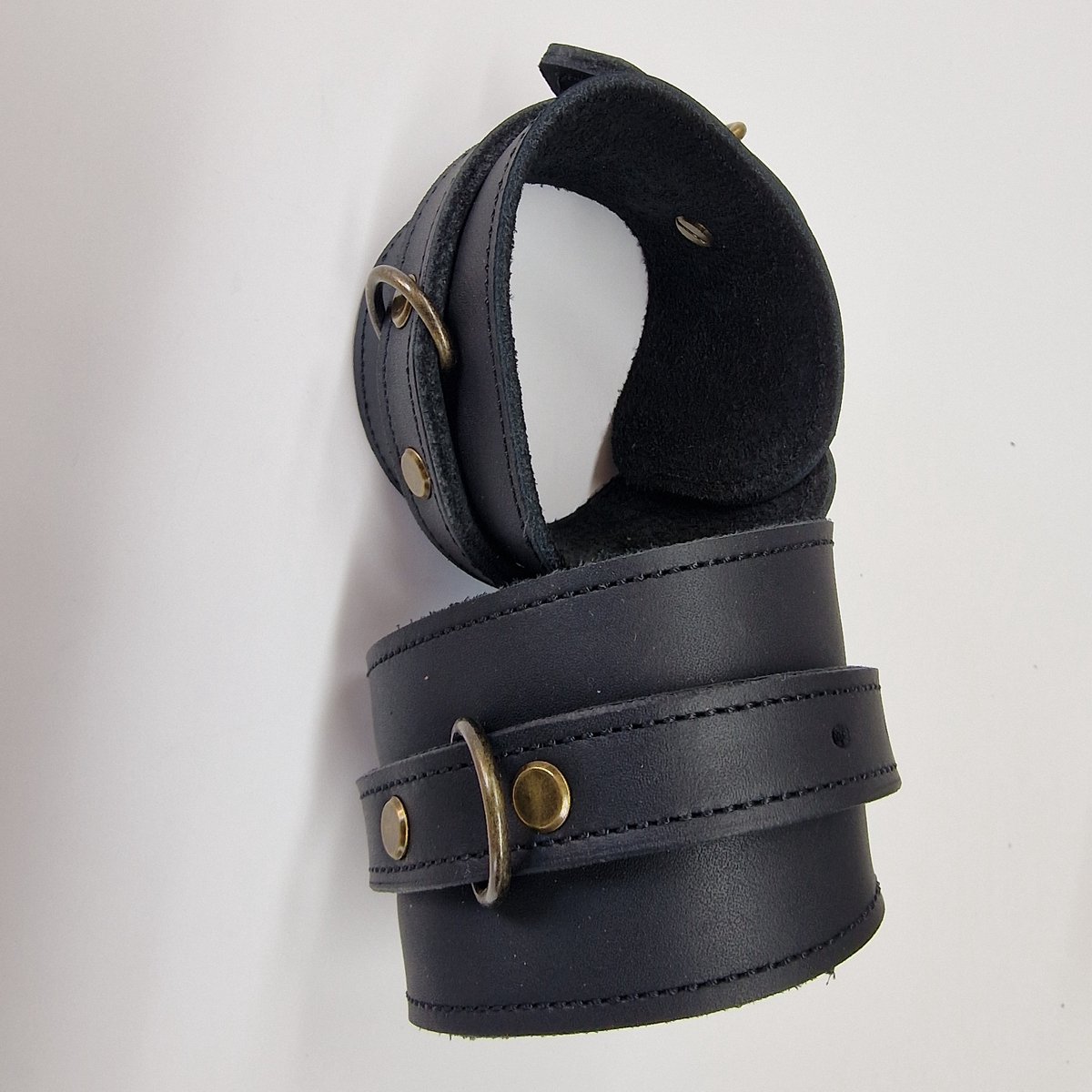 Prestige-be zwarte lederen handboeien met antiek brass hardware