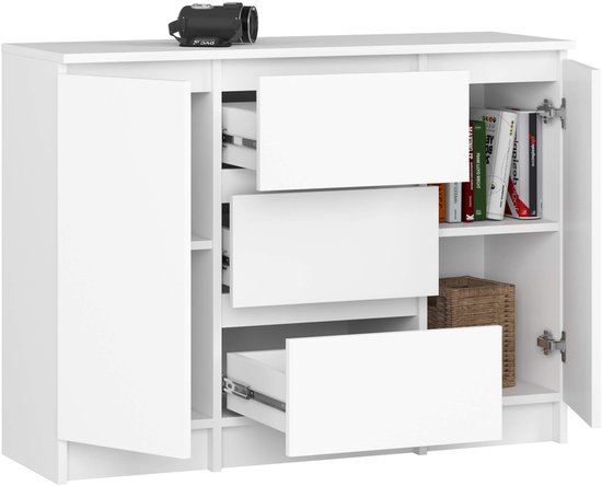 Witte dressoirkast met drie uitgeschoven laden, twee open deuren met boeken en een mand.