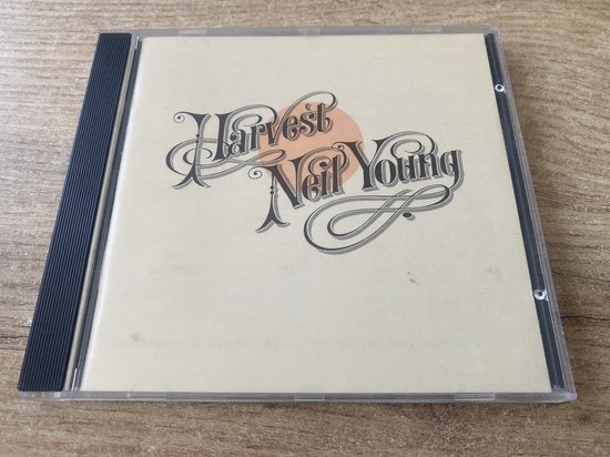 Voorzijde van de cd-hoes van Neil Young's Harvest, met de titel in sierlijke letters en een oranje cirkel.