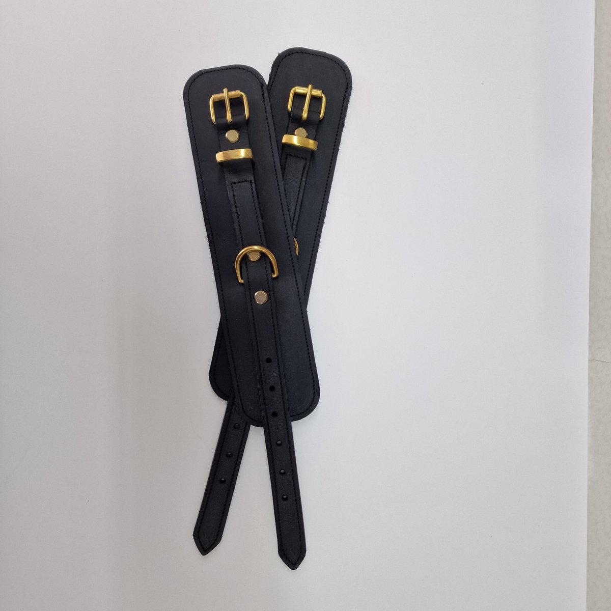 prestige-be luxe zwarte lederen handboeien met brass hardware
