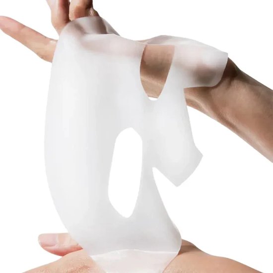 Een witte, gelatineuze gezichtsmasker van Biodance wordt door twee handen omhoog gehouden.