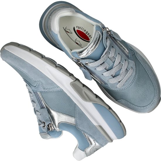 Bovenkant van lichtblauwe sneakers met zilveren accenten en "rolling soft" logo.