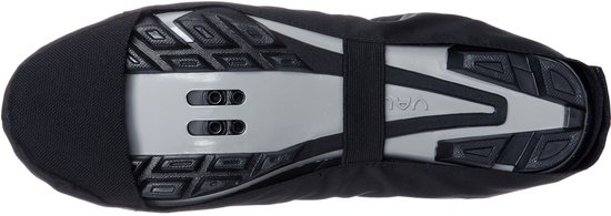 Bovenaanzicht van een zwarte fietshoes over een fietsschoen, met VAUDE-logo op de zool.