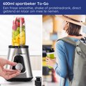 Een persoon met rugzak houdt een 600ml sportbeker. De blender staat ernaast met fruit.