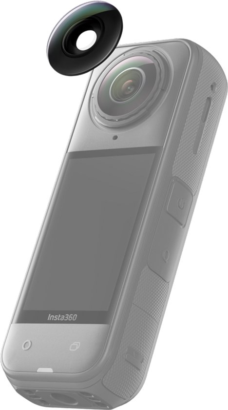 Een zwarte Insta360 X5 vervangingslens met iriserende rand bovenop de Insta360 X5 actiecamera.