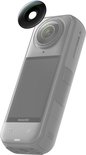Een zwarte Insta360 X5 vervangingslens met iriserende rand bovenop de Insta360 X5 actiecamera.