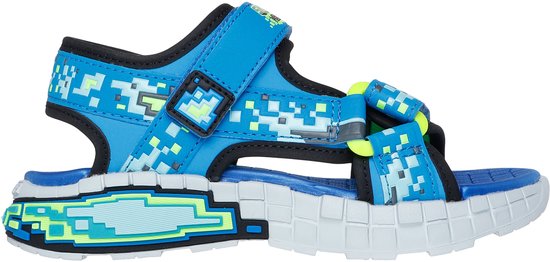 Blauwe sandaal met zwart, groen en lichtblauw pixelpatroon. Zwarte banden en witte zool.