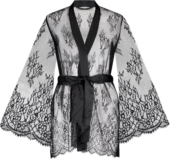 Zwarte kanten kimono met satijnen ceintuur en wijde mouwen. Met satijnen reverskraag.