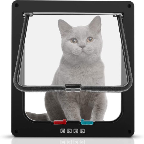 Grijze kat kijkt ernstig door een zwart kattenluik met transparant flapper.