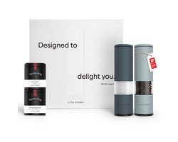 LARS NYSØM Zout- en Pepermolen Geschenkset Lagom - 2 Handmatige Keramische Molens met 2 Kruidenpotjes (Zout & Peper) van Van den Berg - Ideaal Cadeau in Elegante Geschenkdoos (Stone Blue/Sky Blue)