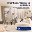 Vrouwen gebruiken de steelstofzuiger van Samako in een woonkamer, op de bank en gordijnen.