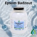 Een pot Epsom badzout met glazen bollen op een waterachtige achtergrond.
