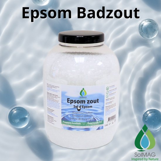 Een pot Epsom badzout met glazen bollen op een waterachtige achtergrond.