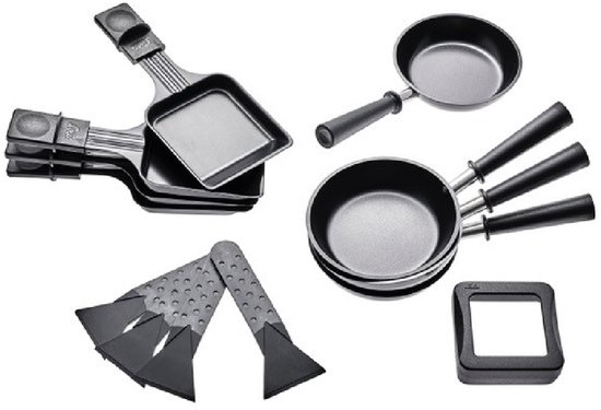 Set pannetjes, spatels en een bakje voor raclette en gourmetten.