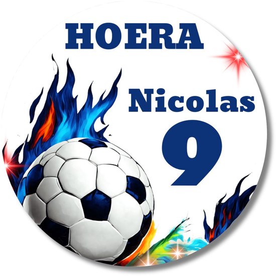 RONDE STICKER: VOETBAL MET VLAMMEN EN DE TEKST 'HOERA NICOLAS 9'.