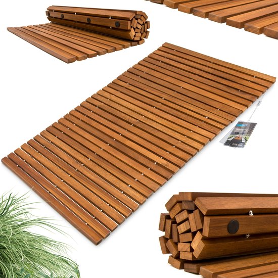 Bruine houten badmat met antislip strepenpatroon, deels opgerold