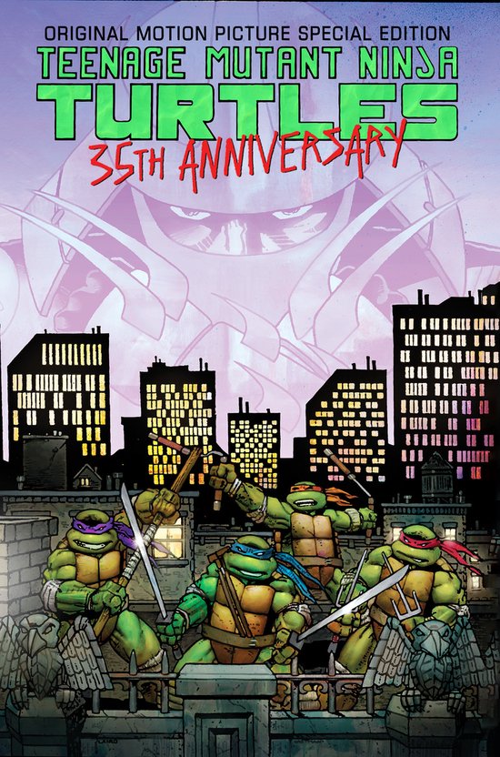 De Teenage Mutant Ninja Turtles 35th Anniversary Special Edition met de vier schildpadden op een dak, met een silhouet van Shredder boven de stad.