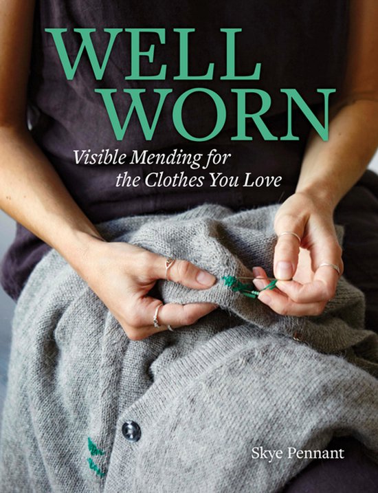 Boek 'Well Worn' met de tekst 'Visible Mending for the Clothes You Love'. Een vrouw naait een grijze trui met groene draad.