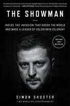 Boekhoes met een zwart-wit portret van Volodymyr Zelensky, getiteld 'The Showman'.', een bestseller van The New York Times.