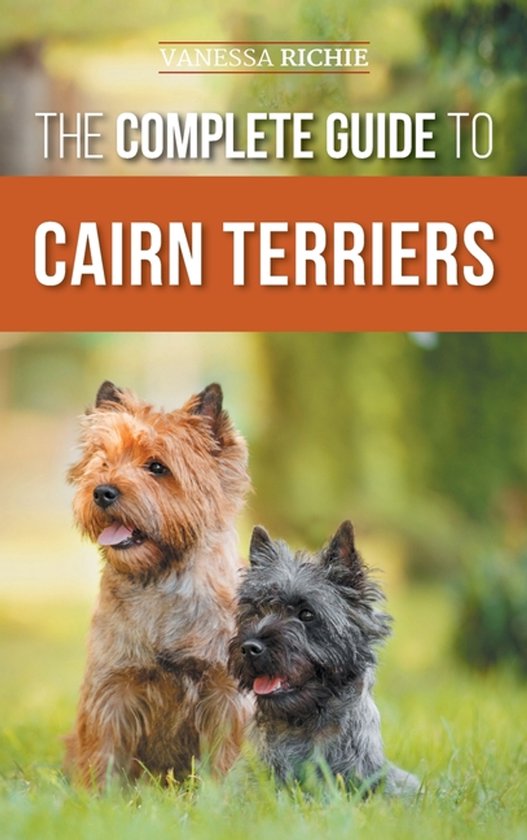 De Complete Gids voor Cairn Terriërs met twee Cairn Terriërs, één lichtbruin en één grijs, zittend op groen gras.