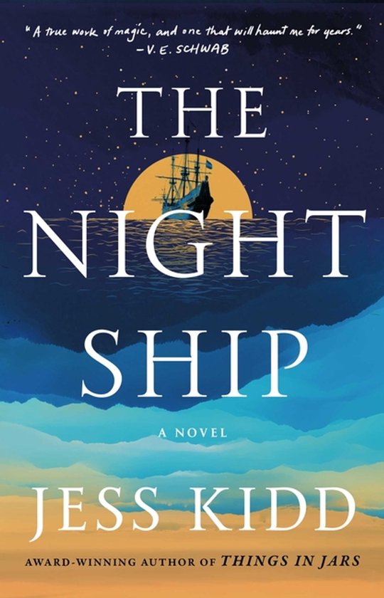 Boekcover met de titel 'The Night Ship' in grote witte letters. Een zeilschip vaart op een donkere zee onder een nachtelijke hemel met sterren en een grote gele maan. De ondertitel luidt 'A Novel' en de auteur is 'Jess Kidd'.