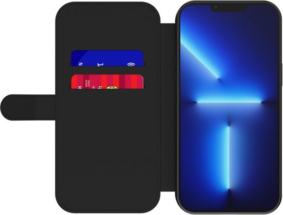 Zwart telefoonhoesje met flappen, met twee pasjes erin. Telefoon met blauw scherm.