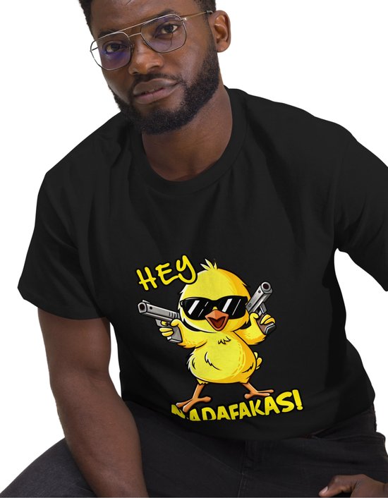 Zwarte T-shirt met een gele cartoonkuiken met zonnebril en pistolen. Tekst 'Hey Madafakas!' in geel, gedragen door een man.