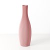 Roze, 3D-geprinte vaas met verticale ribbels. De vaas heeft een slanke, gedrongen vorm.