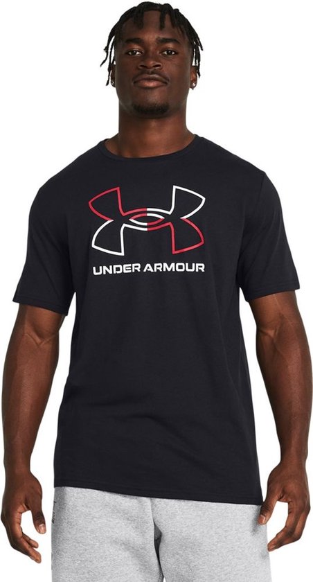 Man met zwarte sportshirt met rood-wit Under Armour logo.