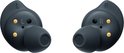 Gedetailleerd zicht op twee zwarte Samsung Galaxy Buds FE. De linkse is gemarkeerd met 'L' en de rechtse met 'R'.