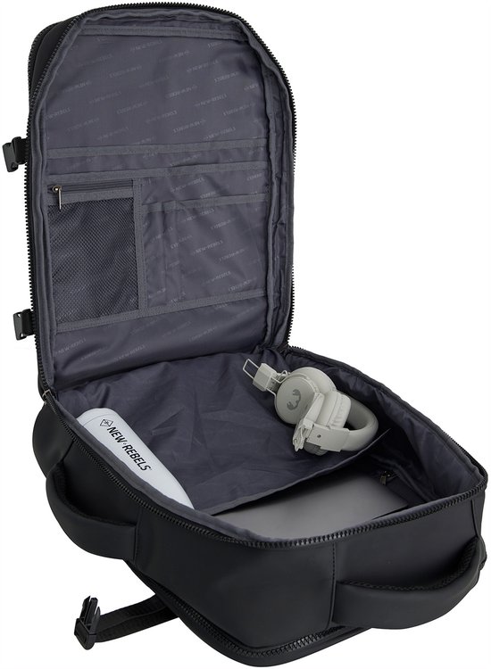 Zwarte rugzak met open vak, laptopvak en een grijze koptelefoon.