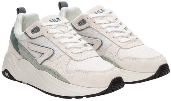 Paar HUB Glide sneakers in off-white met grijze suède details en vetersluiting.