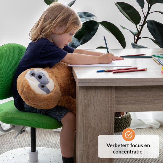 Kind met luiaard knuffel op schoot, zittend aan een tafel te tekenen, met label 'Verbetert focus en concentratie'.