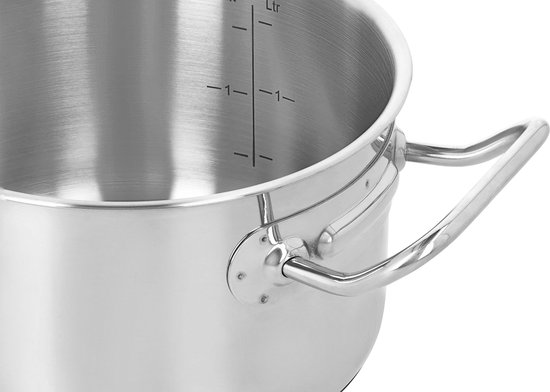 Zilverkleurige kookpot met twee gebogen handvatten en maataanduidingen aan de binnenkant.