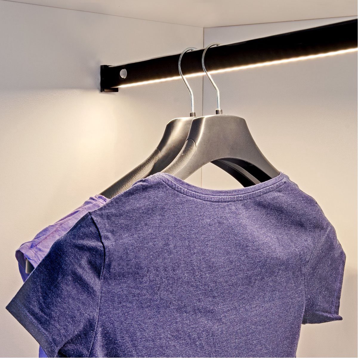 Eleganca kledingstang met LED verlichting 90cm - Incl. bewegingssensor linkerkant - Kastroede - Garderobestang - Stevig aluminium - Zwart