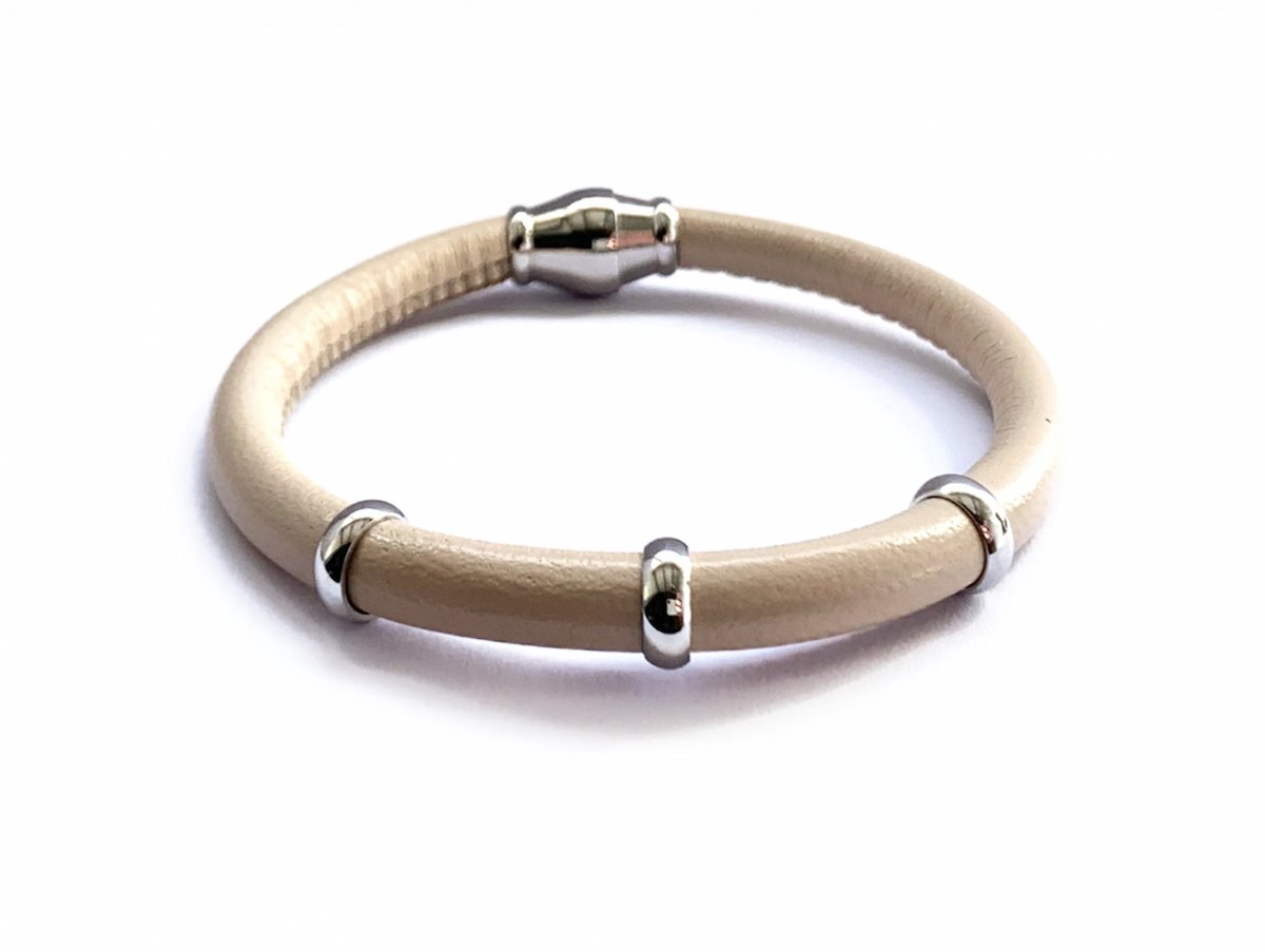 NIEUW! Jolla - dames armband zilver - leer - magneetsluiting - bedels - Single Silver - Vanille