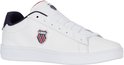 Witte K-Swiss sneaker met navy en rode accenten op de kraag en hiel, en een geborduurd schildlogo op de zijkant.