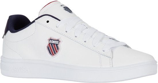Witte K-Swiss sneaker met navy en rode accenten op de kraag en hiel, en een geborduurd schildlogo op de zijkant.